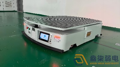 潜伏叉取式机器人让窄巷道搬运更简单